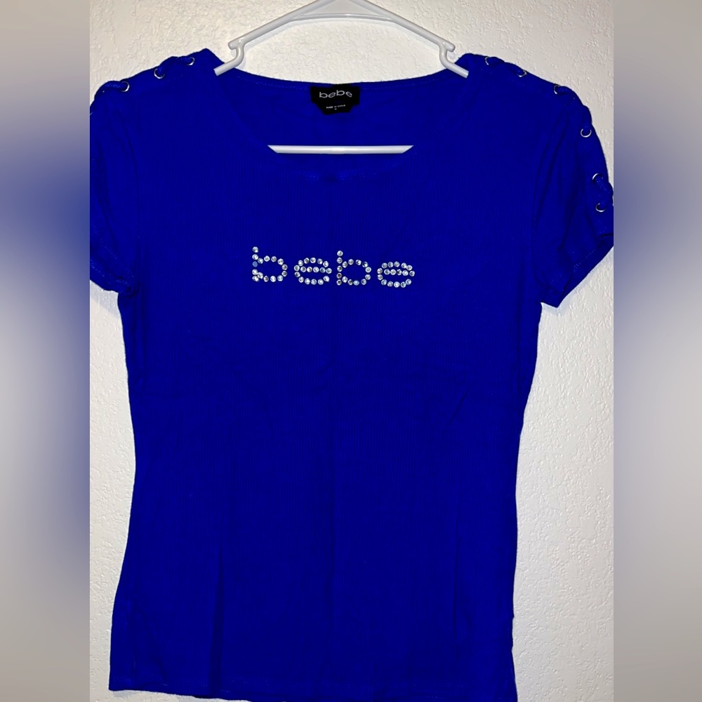 a bebe shirt size medium , its a lil wrinkled but in good condition